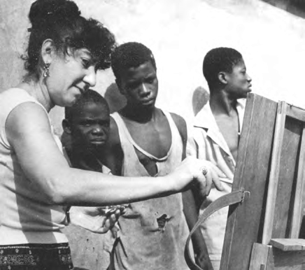 Мирэль Шагинян на этюдах. Гана. 1970-е