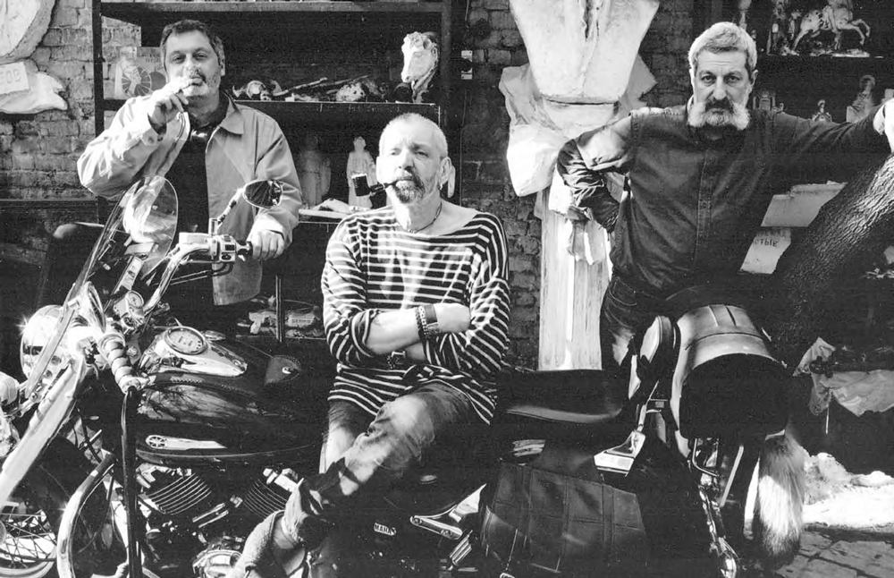 В мастерской Александра Цигаля. Слева направо: Вацлав Шагинян, Александр Цигаль, Сергей Цигаль