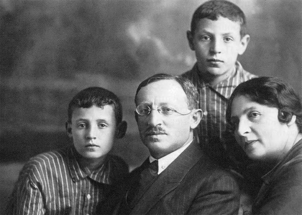 Слева направо: Владимир, Ефим Давидович, Виктор, Адель Иосифовна Цигали. 1926